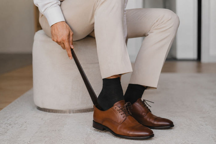 man die schoen aandoet met schoenlepel