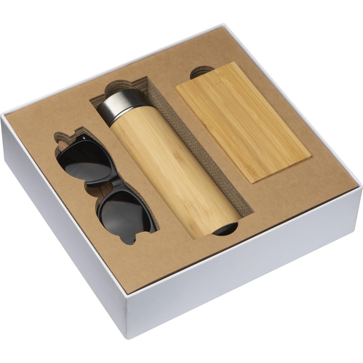 Geschenkset bestaande uit een powerbank, isoleerbeker en een zonnebril sample